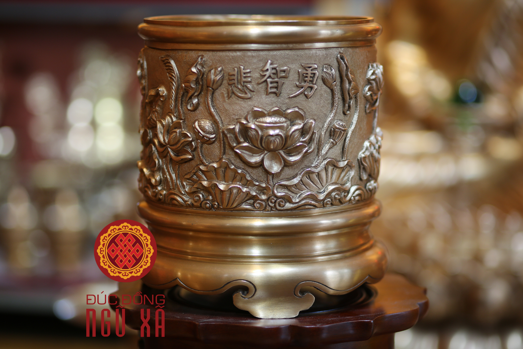 LIÊN TAM ĐỨC -Bát hương hoa sen